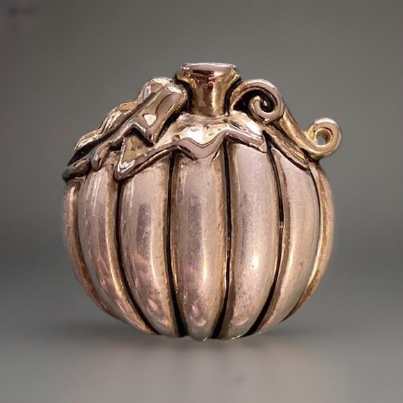 Vintage 3D Silver 2 Tone Pumpkin Brooch By MJ - Picture 1 of 2